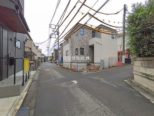 前面道路を含めた現地写真です。