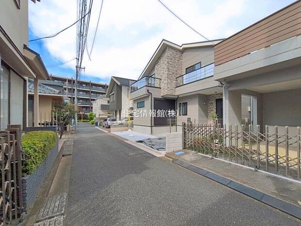 前面道路を含めた現地写真です。