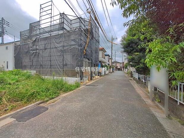 前面道路を含めた現地写真です。