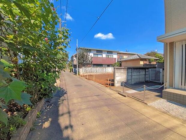 前面道路を含めた現地写真です。
