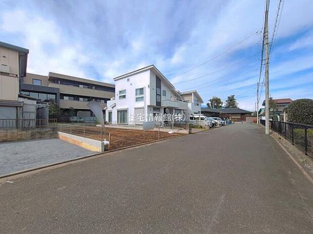 前面道路を含めた現地写真です。