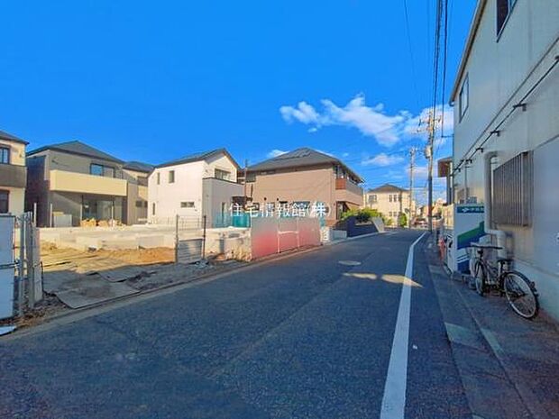 前面道路を含めた現地写真です。