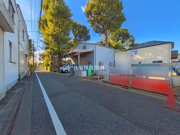 前面道路を含めた現地写真です。