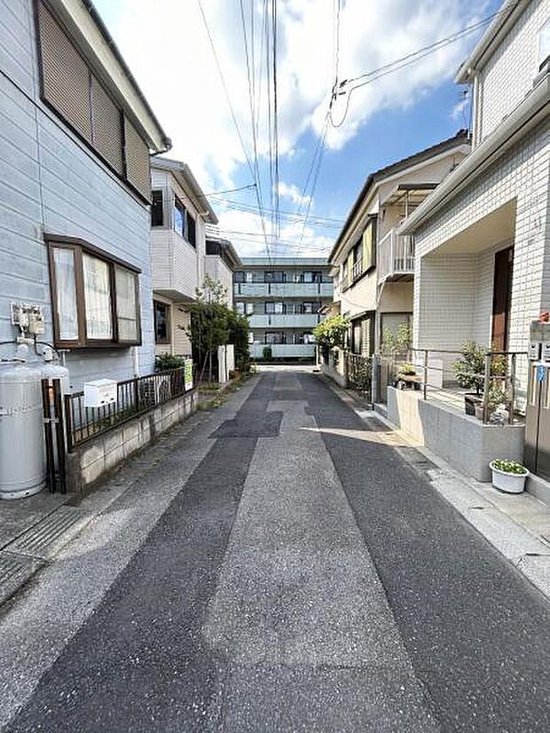 東側の前面道路です。