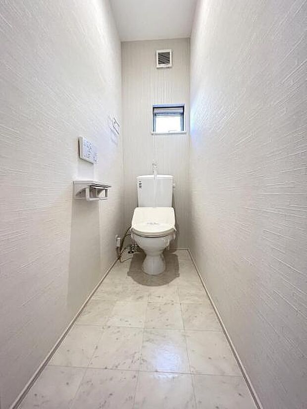 白を基調とした、清潔感のあるトイレです。