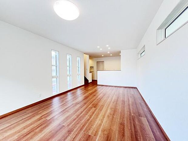 お食事中もキッチンと会話が楽しめるダイニングスペース。