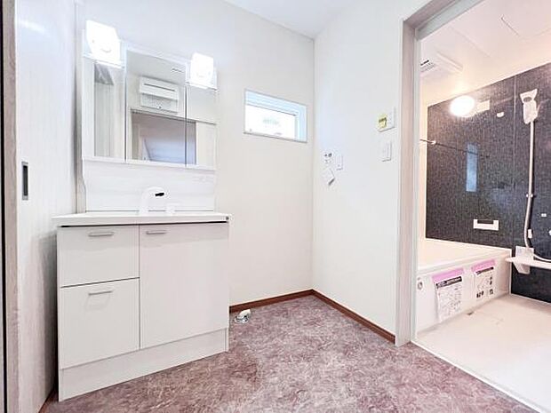 洗面化粧台です。朝の身支度から1日が始まります。