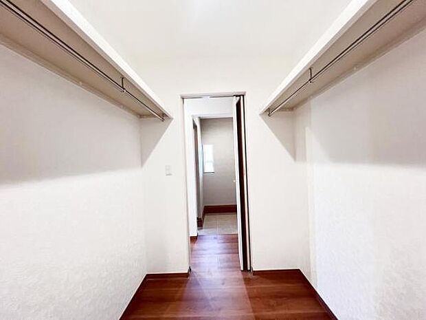 ウォークインクローゼットがあり収納スペースも豊富。季節物もスッキリ片付きそうです。