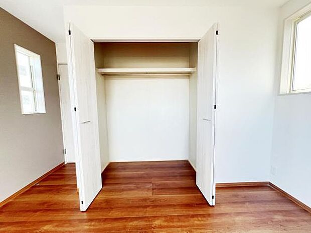 いつでもお部屋をスッキリお使い頂ける収納スペースを設置。