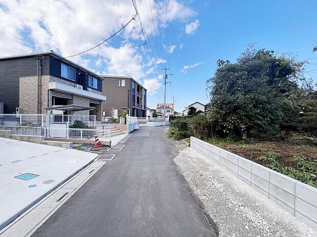 前面道路を含めた現地写真です。