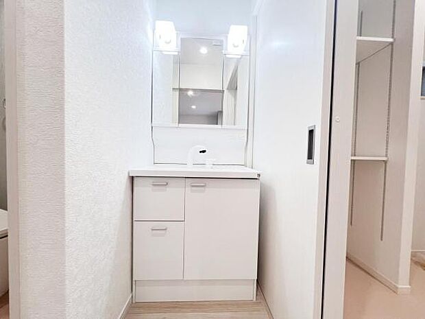 洗面化粧台です。朝の身支度から1日が始まります。