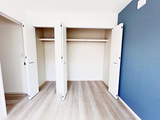 いつでもお部屋をスッキリお使い頂ける収納スペースを設置。