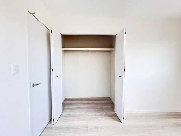 中の物を確認しやすく、取り出しやすい収納スペース。お部屋を広々とお使いいただけます。