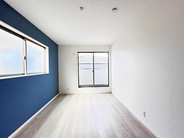 木の温もりが優しいフローリングの収納スペース付き洋室です。