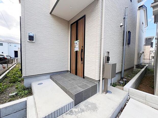 綺麗で明るい玄関でお客様をお迎えいただけます。