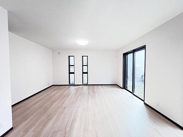 お食事中もキッチンと会話が楽しめるダイニングスペース。