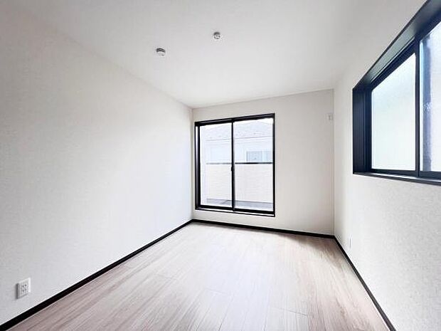 明るい広々とした主寝室でご家族ゆっくりお休みになれますね。