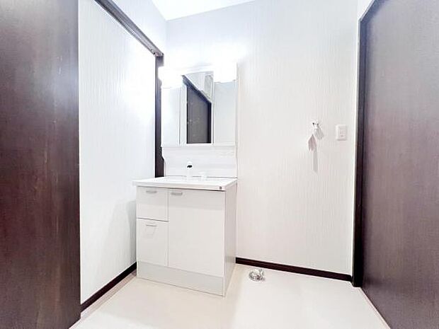 洗面化粧台です。朝の身支度から1日が始まります。