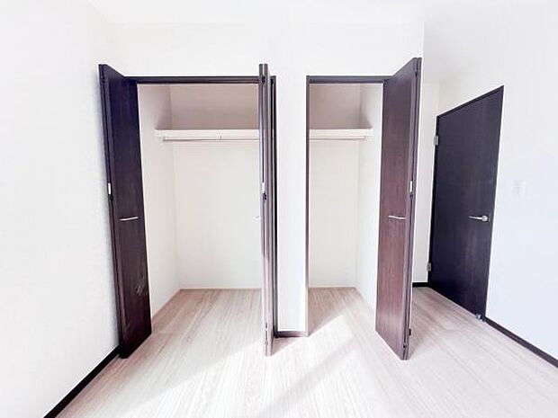 いつでもお部屋をスッキリお使い頂ける収納スペースを設置。