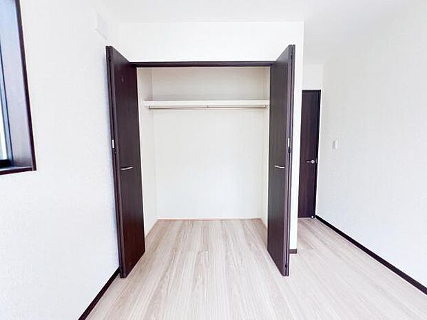 中の物を確認しやすく、取り出しやすい収納スペース。お部屋を広々とお使いいただけます。