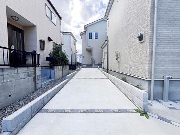 駐車場ももちろん完備しておりますのでお車所有の方にも心強いです。