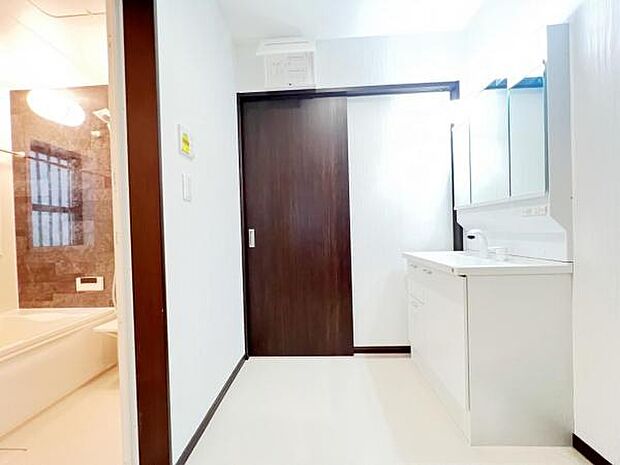 脱衣所は小さなお子様がいるご家庭にも重宝されます。