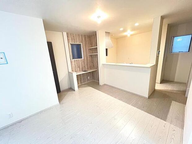 お食事中もキッチンと会話が楽しめるダイニングスペース。