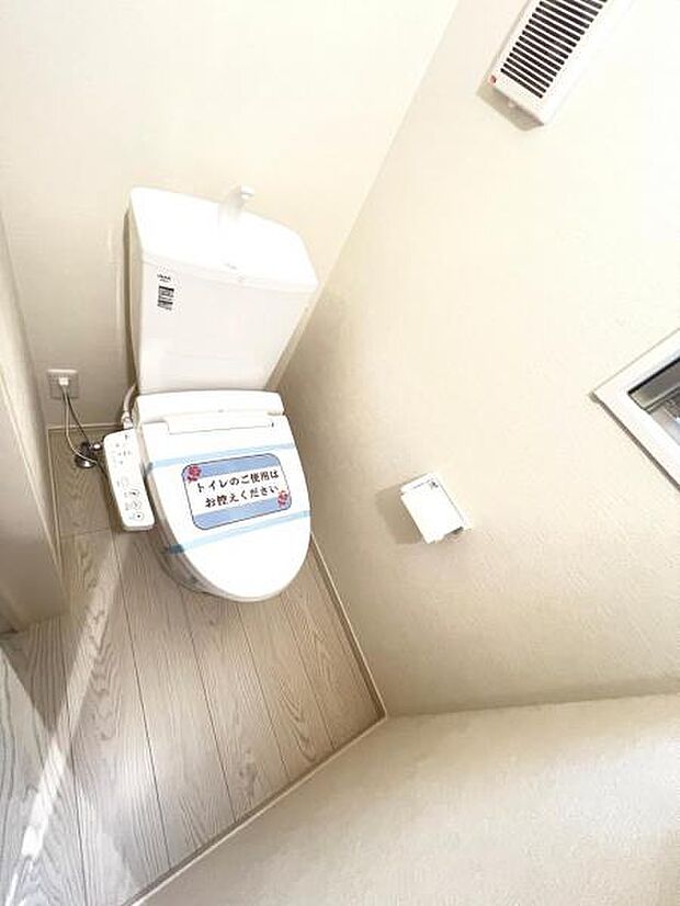 シャワー洗浄機能付のトイレは、清潔感が印象的な空間ですね。