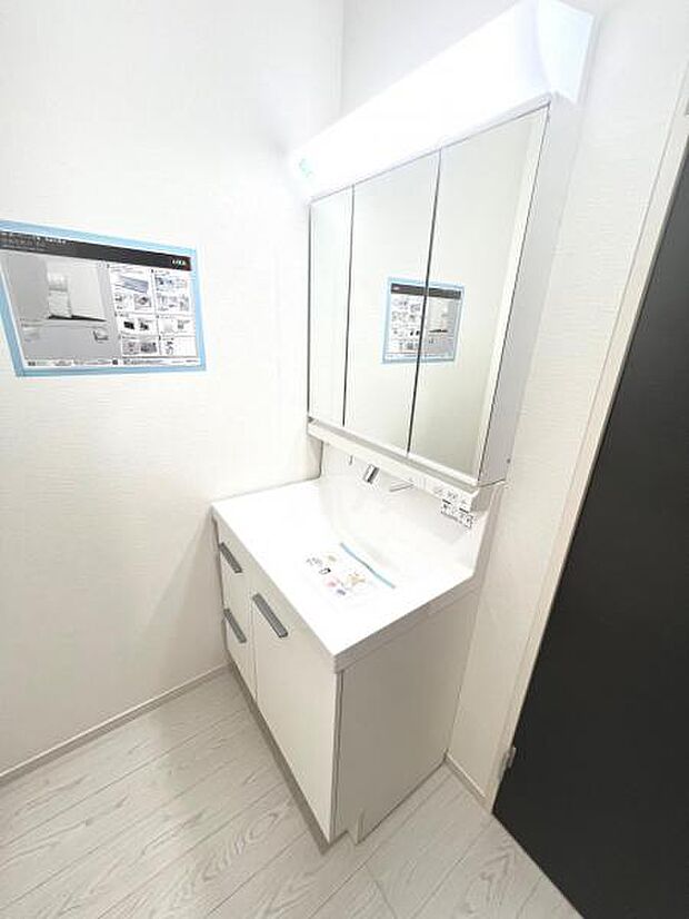 洗面化粧台です。朝の身支度から1日が始まります。