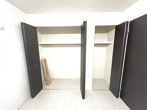 いつでもお部屋をスッキリお使い頂ける収納スペースを設置。