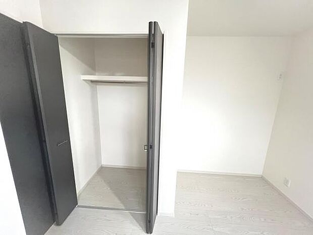 中の物を確認しやすく、取り出しやすい収納スペース。お部屋を広々とお使いいただけます。