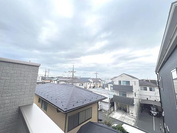 バルコニーからの眺望です。明るい陽射しを浴びながらゆったりと過ごすのも良いですね。