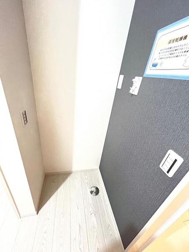 ランドリースペースです。身支度を整えながら洗濯機の操作を行えます。