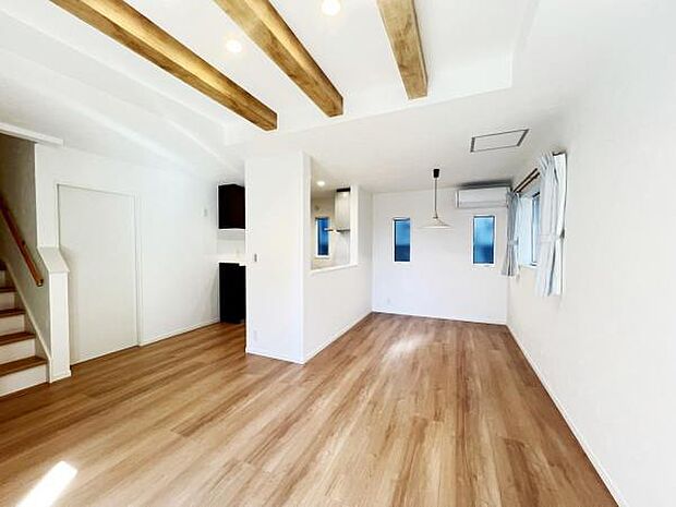 家族団らんの場所としてゆったりと居心地の良いリビングです。明るい日差しが入る風通しの良いリビングです。ご家族みんながゆったりくつろげる広々リビングです。