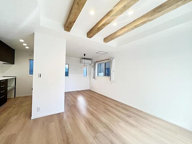 リビングダイニングになります。ご家族そろっての素敵な空間になりそうですね。暖かな日差しが差し込むリビングダイニングです。家族とゆったり時間を過ごせるリビングダイニング。