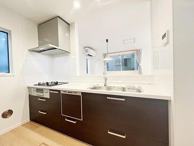 料理の時間が楽しくなるキッチンスペースです。作業スペースが広く家事動線をゆったりと確保できるキッチンです。システムキッチンで忙しいママをサポートします。