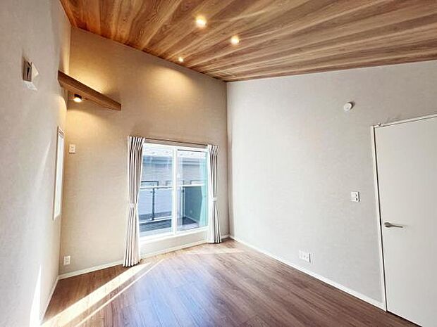 寝室にもご利用いただける居室スペースです。明るい広々とした主寝室でご家族ゆっくりお休みになれますね。風通しが良く明るく快適な空間です。読書など趣味にも没頭できプライベート時間もお寛ぎ頂けそうです。