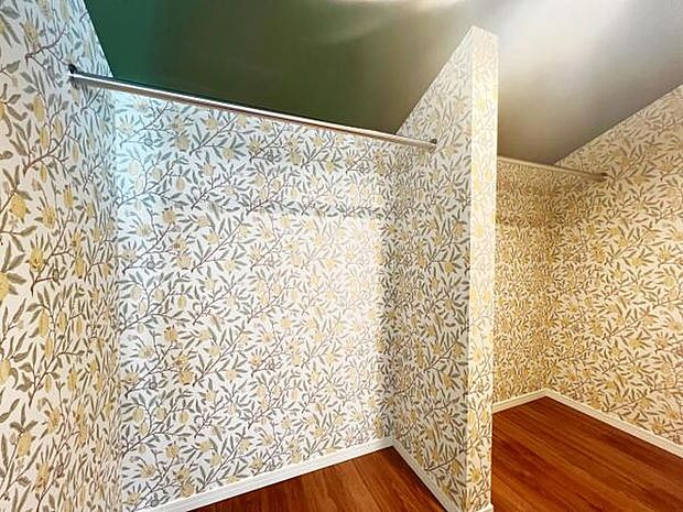 いつでもお部屋をスッキリお使い頂ける収納スペースを設置。中の物を確認しやすく、取り出しやすい収納スペース。お部屋を広々とお使いいただけます。