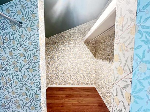 ウォークインクローゼットがあり収納スペースも豊富。季節物もスッキリ片付きそうです。ウォークインクローゼット付きで収納も豊富。お部屋のスペースを有効的に使えそうですね。