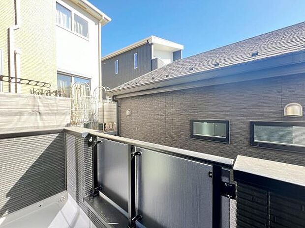 お洗濯ものを気持ち良く太陽の光で干せるのが嬉しいですね。開放感あふれる広々としたバルコニーはお洗濯はもちろん、ガーデニングなども楽しめます。