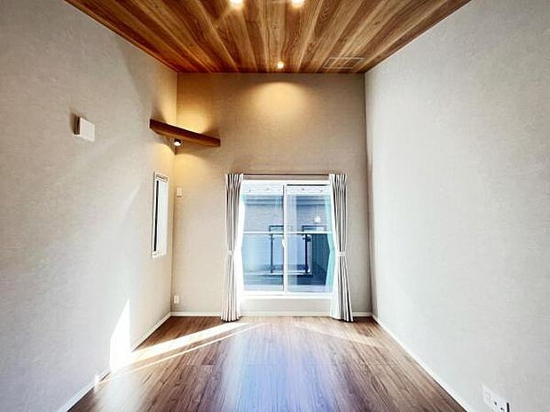 自分好みのアレンジで居心地の良い空間になりそうです。洋室は、風通しが良く明るく快適な空間です。ゆったりと読書など、趣味にも没頭できプライベート時間もお寛ぎ頂けそうです。