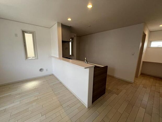 お食事中もキッチンと会話が楽しめるダイニングスペーゆったりとした開放的なダイニングキッチンスペースで