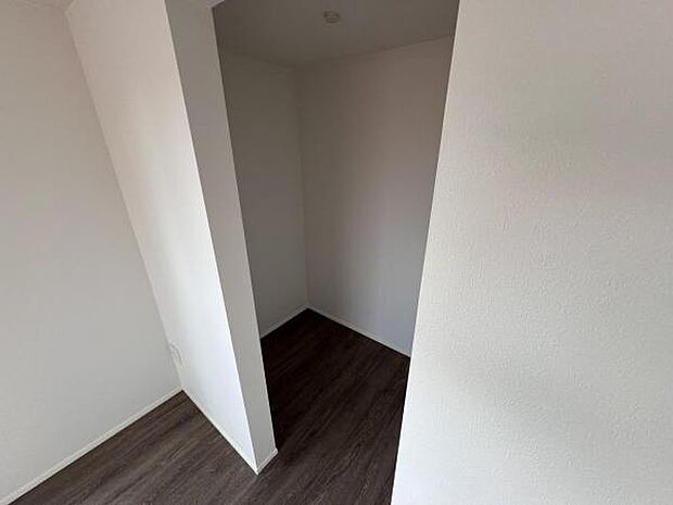 いつでもお部屋をスッキリお使い頂ける収納スペースを設置。