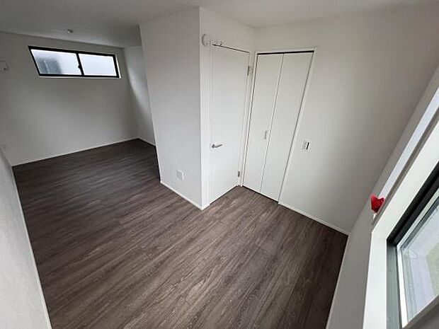 洋室は、風通しが良く明るく快適な空間です。ゆったりと読書など、趣味にも没頭できプライベート時間もお寛ぎ頂けそうです。