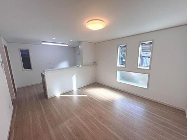 明るい日差しが入る風通しの良いリビングです。