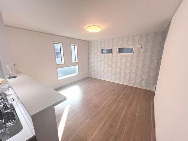 お食事中もキッチンと会話が楽しめるダイニングスペース。