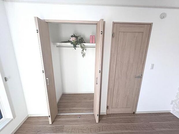 中の物を確認しやすく、取り出しやすい収納スペース。お部屋を広々とお使いいただけます。