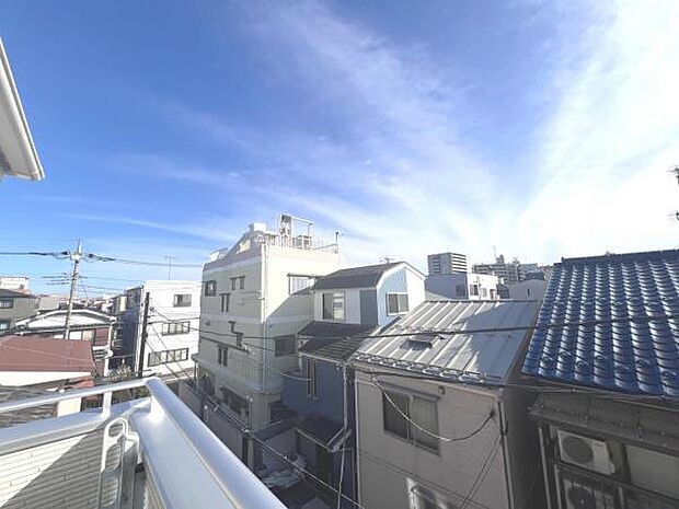 バルコニーからの眺望です。明るい陽射しを浴びながらゆったりと過ごすのも良いですね。