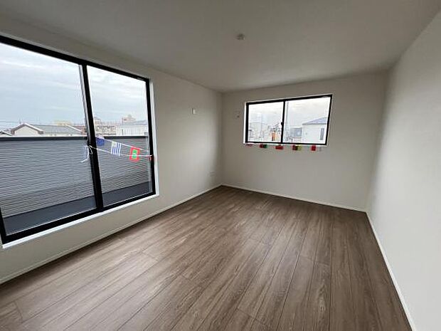 寝室にもご利用いただける居室スペースです明るい広々とした主寝室でご家族ゆっくりお休みになれま