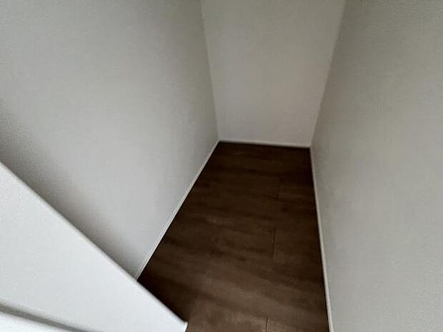 ウォークインクローゼットがあり収納スペースも豊富季節物もスッキリ片付きそうですウォークインクローね。